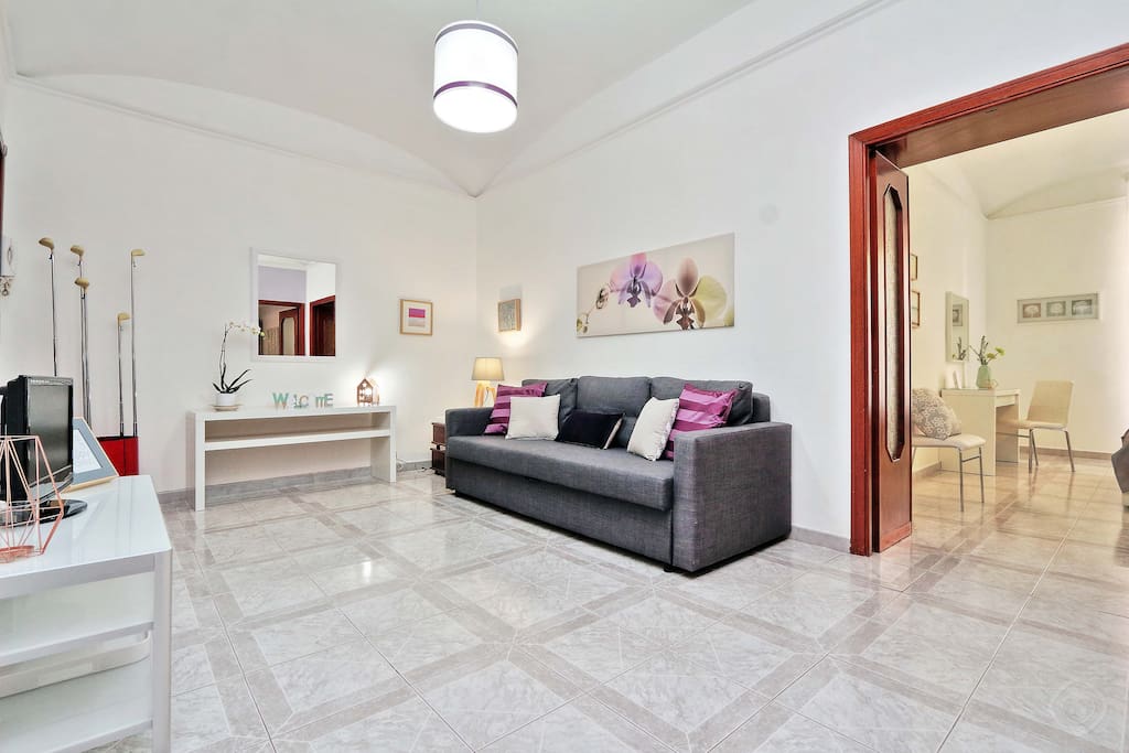 he living area allows you to relax together in the company of the double sofa-bed, the flatscreen TV and the tasteful artworks