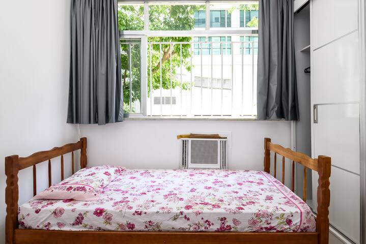 3 Quartos arejado confortável no Leblon 750 megas.