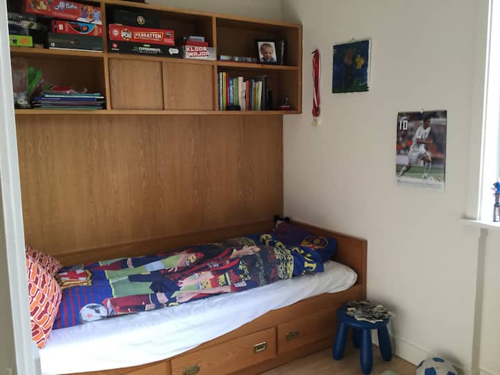 Habitación orientada al este con cama artesanal y equipada de 80*200 y escritorio