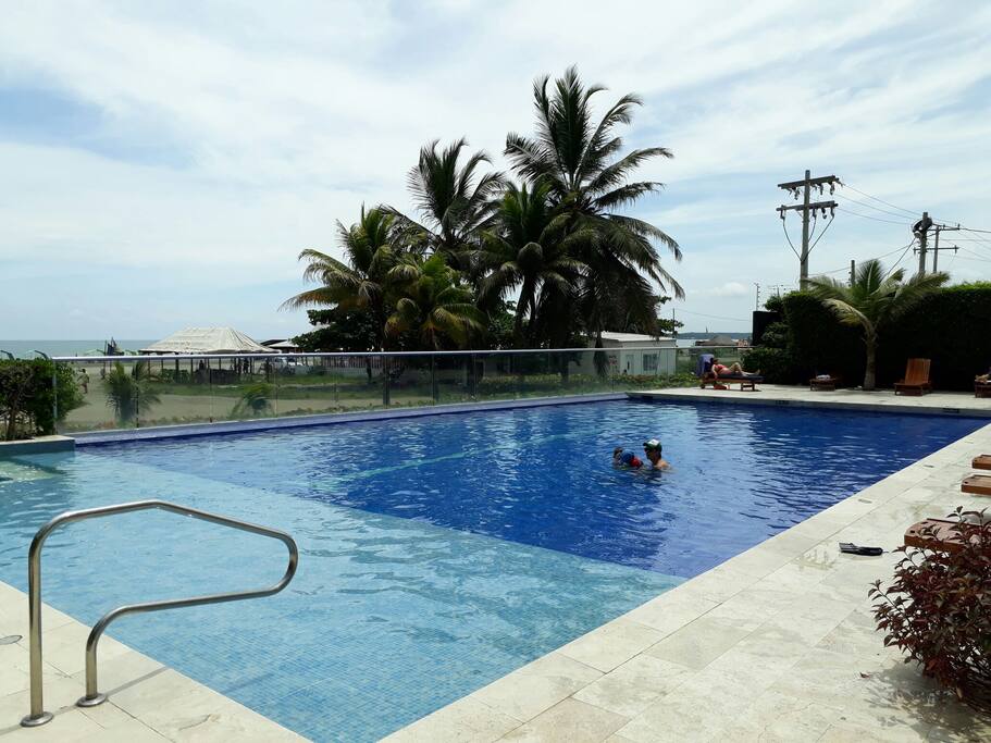piscina con jacuzzi y salida al mar