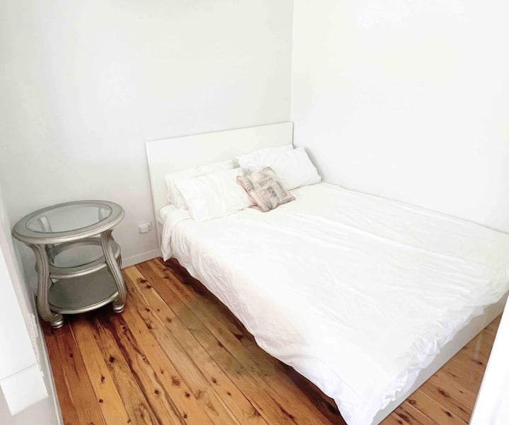 ห้องนอนพร้อมเตียงควีนไซส์