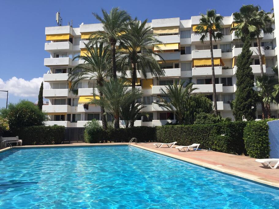 Estupenda piscina de 20 metros de largo ,de uso exclusivo para los huéspedes .
