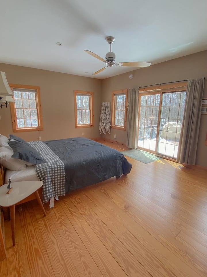 მთავარი საძინებელი (საწოლი 193×203 სმ) და პირადი სააბაზანო 