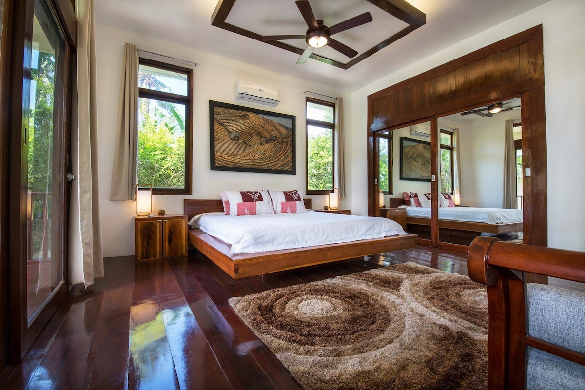 Спална соба 1, брачен кревет (широк 180-220 см), клима уред + тавански вентилатор, плакар