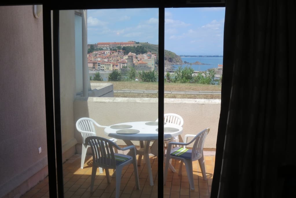 La même vue de l'intérieur. Photo prise vers midi au printemps. Même l'été, la terrasse propose toujours un coin ensoleillé et un autre à l'ombre.