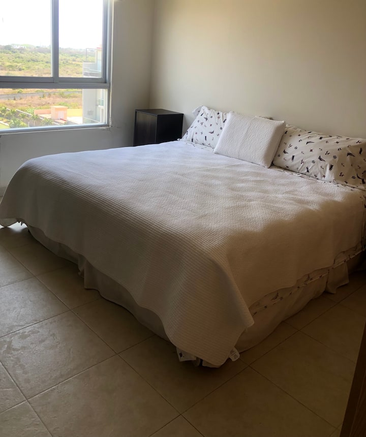 Recámara con cama king size y vista a la alberca