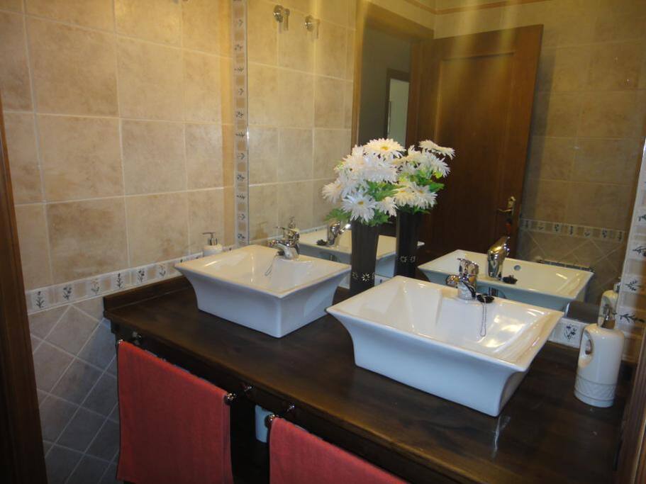 Entrada al baño principal con estancias separadas baño - lavamanos