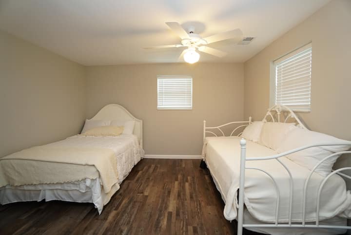 El cuarto dormitorio incluye cama completa con sofá cama y cama nido debajo