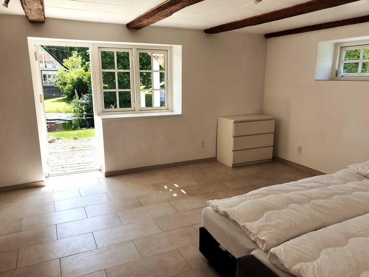 Spavaća soba 5: Bračni krevet s izravnim pristupom vrtu