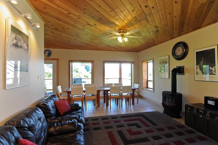 Mount Washington Guesthouse - 5 Bedroom Lock-off - British Columbia