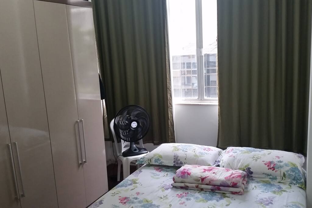 - Guarda-roupas
- Cortina Blackout
- Cama de Casal Confortável com 2 travesseiros e roupa de cama limpa.
- 2 Ventiladores Arno
- Ferro de Passar