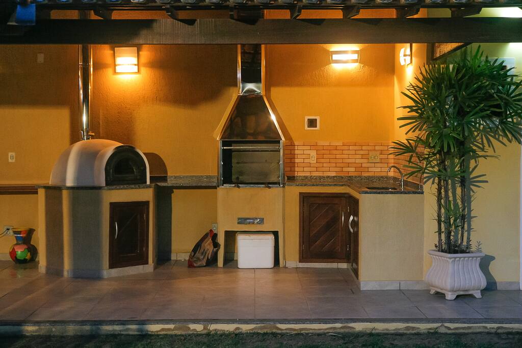 Edícula com churrasqueira e forno à lenha.