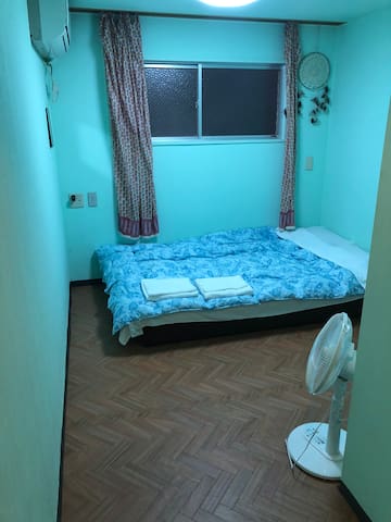 1 2 minutes on foot from Rikurin Park (with breakfast) 8 minutes by bicycle to supermarket & city. Bicycle 10 min to Takamatsu Port. Free bike available.