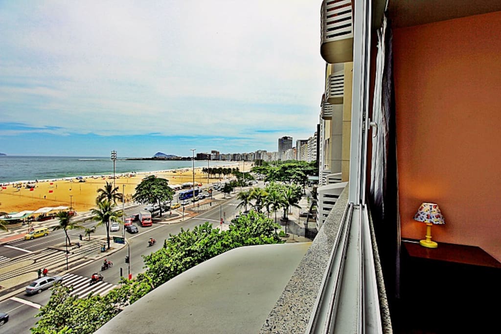 Linda sala com vista panorâmica da praia de Copacabana.