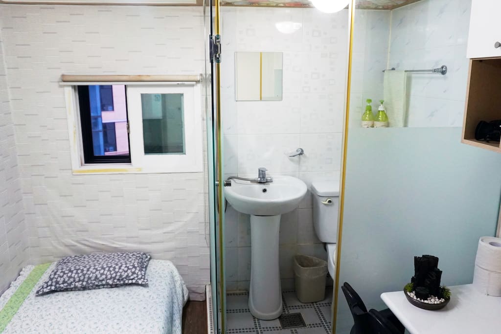 private room main
A large bed, 개인적인 방 및 큰 침대