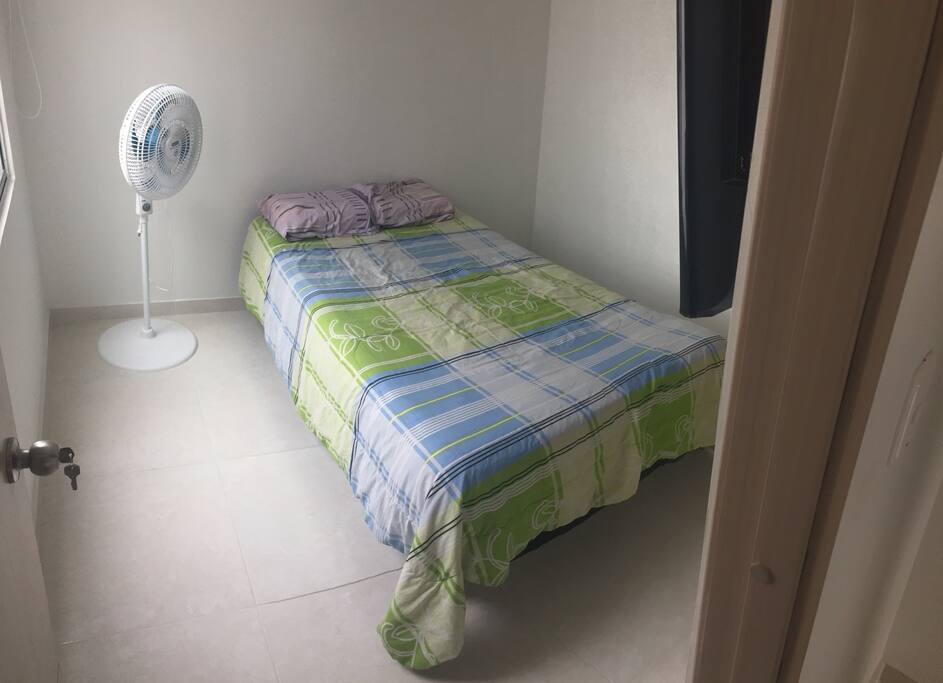 Alcoba con cama semidoble, muy fresca en la última planta de la casa.