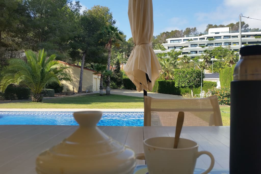 Petit déjeuner sous le porche