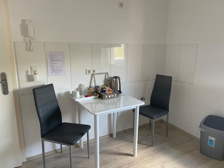 Hotelzimmer-ähnliche Unterkunft Ideal Für Reisende - Cologne Bonn Airport (CGN)