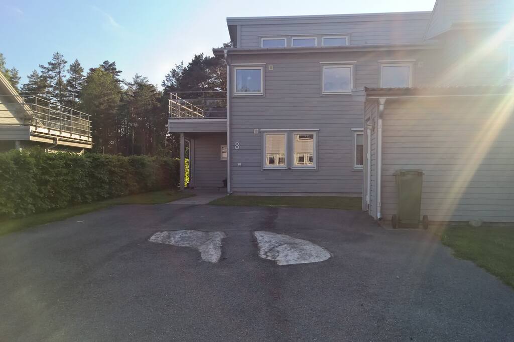 Framsida med plats för upp till 4 bilar (2x2)