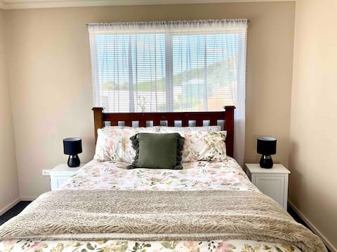 Enjoy peace & quiet and breakfast @ Grandads Place