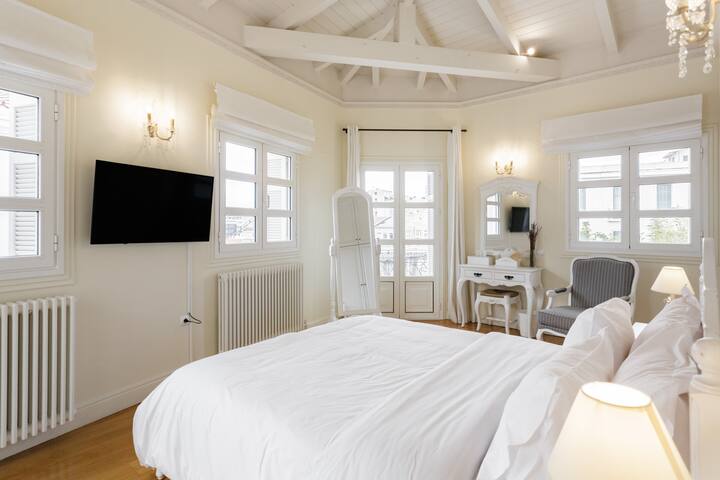 Aerides 3 Luxury Suites in the heart of Athens gallery image 4