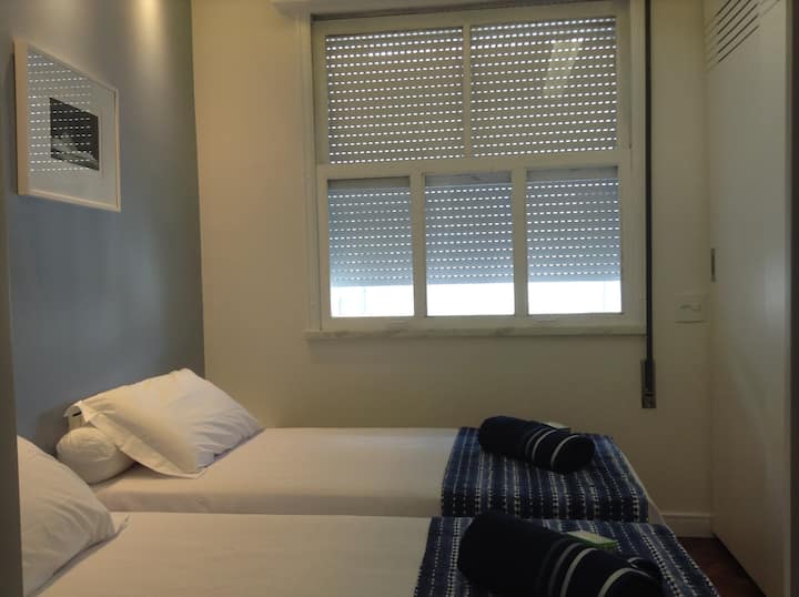 Საძინებელი ორი ყუთის საწოლით... ერთად, გახდა დიდი ორადგილიანი.