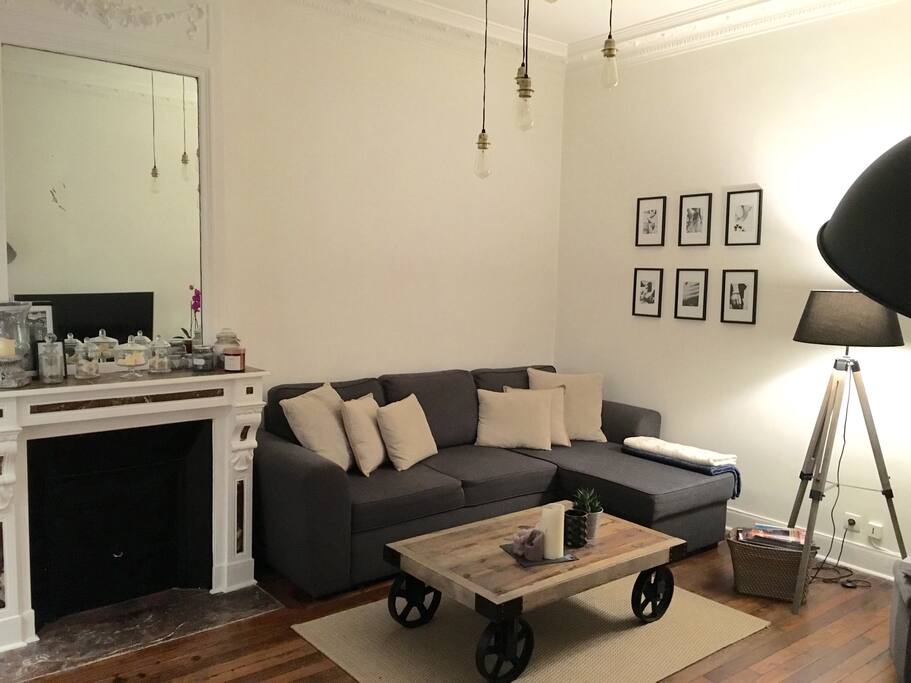 Le coin salon avec une grande table basse et un téléviseur grand écran