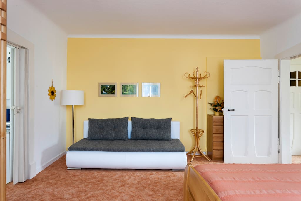 Schlafzimmer. Couch kann zusätzlich genutzt werden!