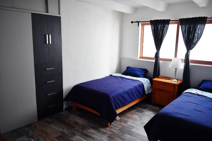 Dhoma e tretë e gjumit me dy krevate tek.