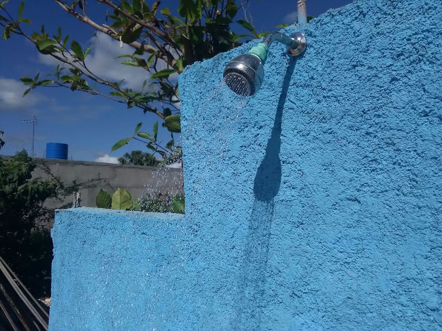Ducha de Playa para los huéspedes de la casa Dr Nocedo con agua 24 horas