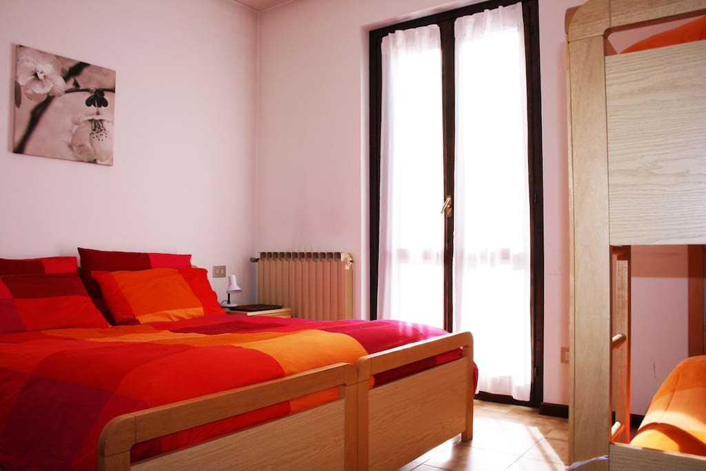 Camera da letto con letto matrimoniale e letto a castello
