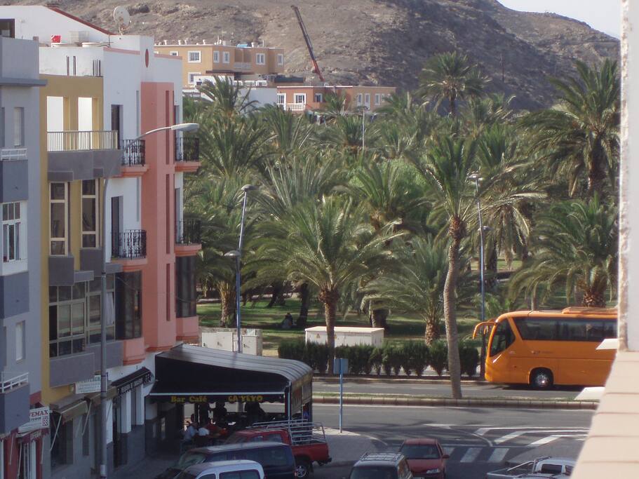 VISTAS DESDE EL ATICO A ZONAS DE JARDINES Y PARQUE PUBLICO QUE DISPONE DE LUGAR DE RECREO INFANTIL.