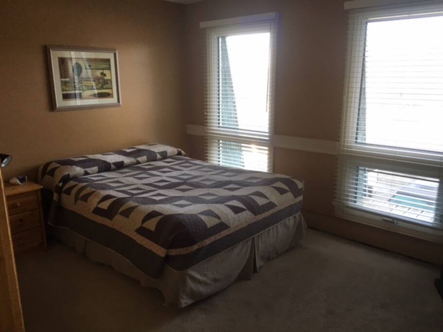 Queen bed room