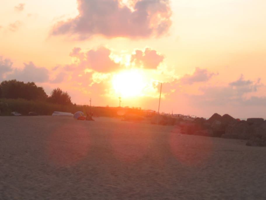 Il tramonto sulla spiaggia