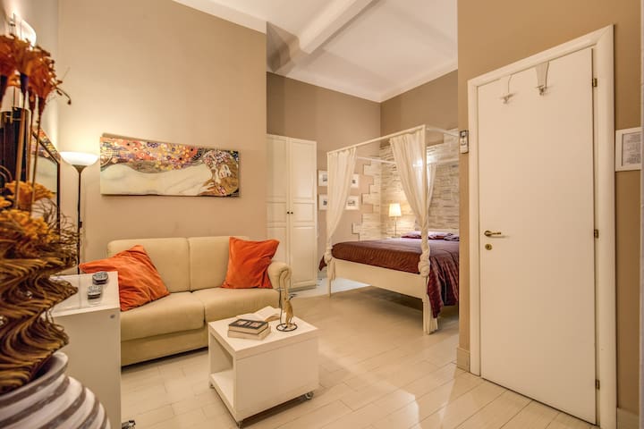 Large Home for Families & Groups near Colosseum