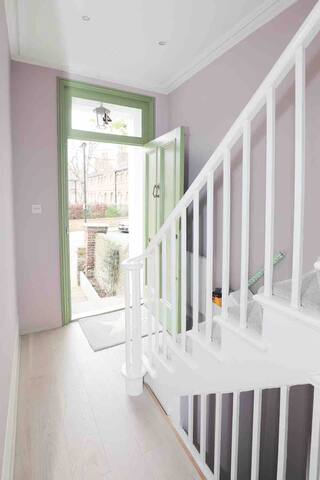 Stylish Georgian townhouse on Richmond Hill gallery image 2