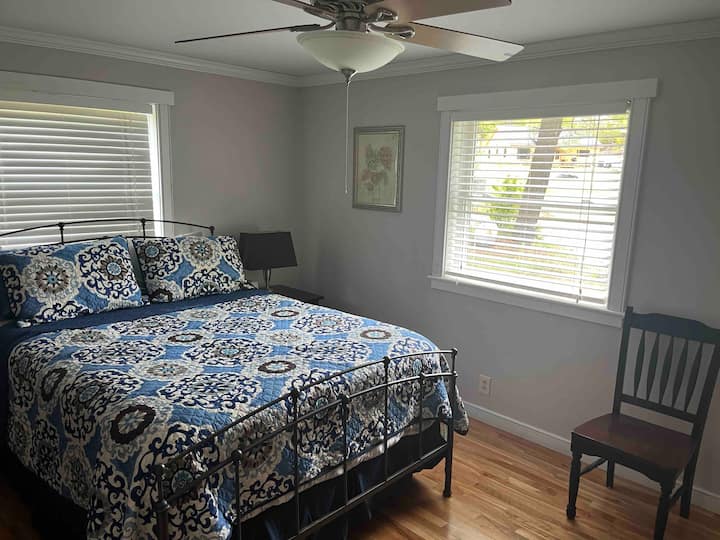 Брачен кревет (широк 150-179 см) во главната спална соба 