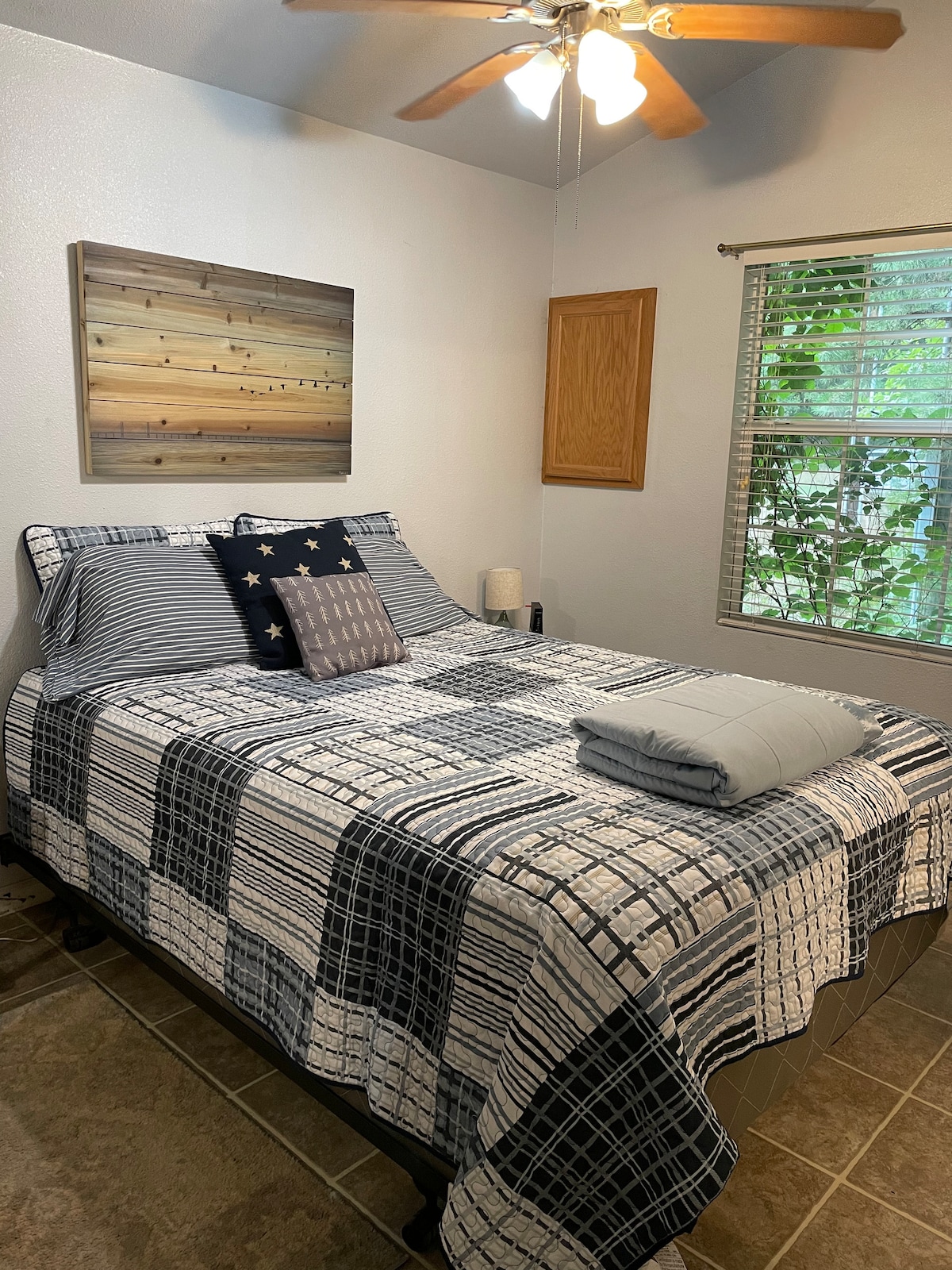 เตียงควีนไซส์ในห้องนอนตู้เสื้อผ้าคู่และลิ้นชักทางซ้าย 