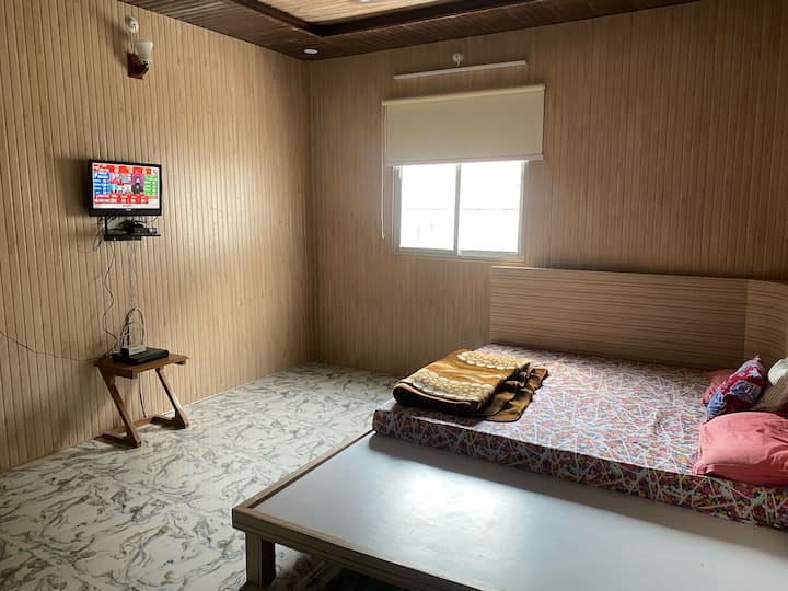 Საძინებელი 1 (სამადგილიანი საწოლი)