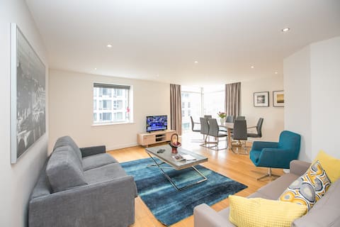 Successful Airbnb property: City Centre Spacious 3 Bed Family Apt with balcony in North City Centre