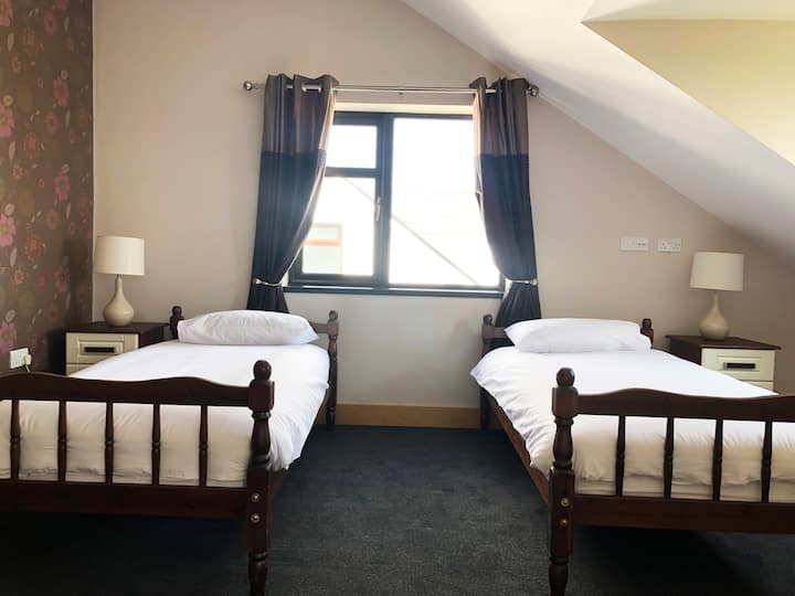 Bedroom 4 - 2 singles