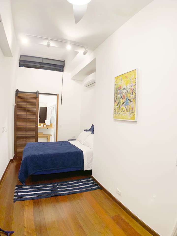 El "Dormitorio Azul" tiene baño privado y se encuentra en la parte trasera del apartamento. Además del aire acondicionado, tiene un ventilador de techo.