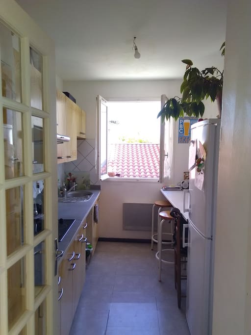 Autre vue de la cuisine depuis le hall..l'entrée du salon / chambre est à droite