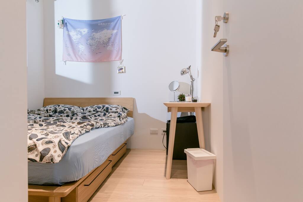 Our guest room, we provide a double size bed and closet with many hangers you can use. A table inside, and you can do your business work here.
ダブルベットを用意し、二人泊まることができます。