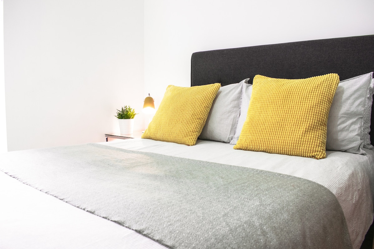 舒适的双人卧室，配有一张舒适的床，让您睡个好觉。 卧室有足够的存储空间和抽屉柜。