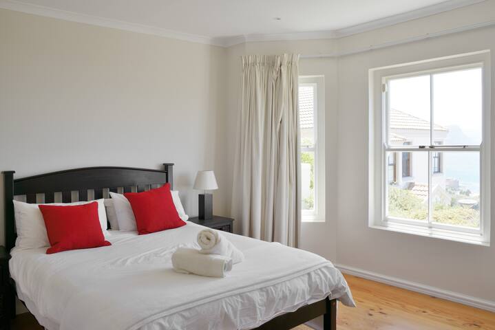 Simon’s Town- Incredible Panoramic False Bay Views gallery image 3