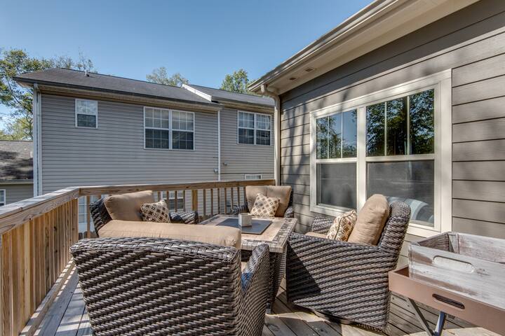 4 Br-hot tub/big deck – 3 miles to Broadway ! gallery image 4