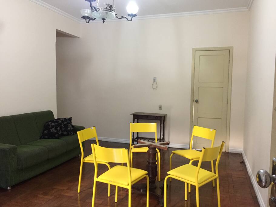 Sala de Estar, onde a TV e o tampo de vidro jateado já encontram-se no local.