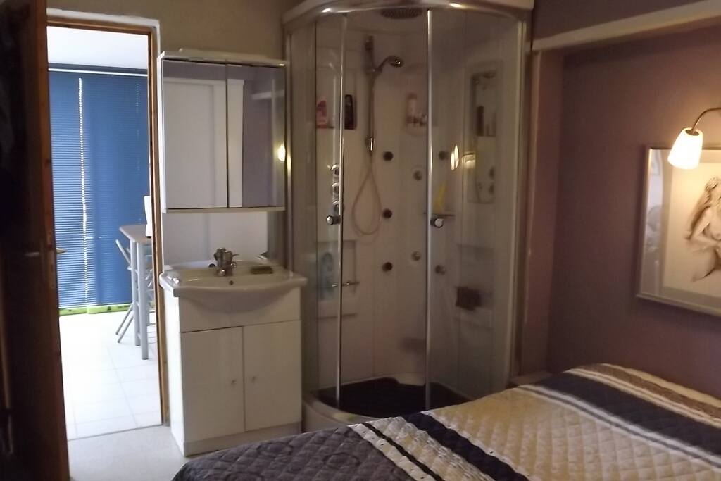 Chambre avec cabine douche intégrée