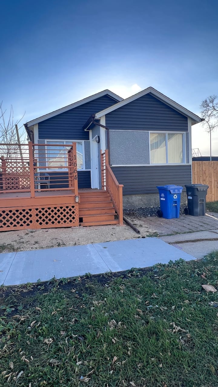 Newly Renovated 3br |2 Full Baths | Full Kitchen - Winnipeg